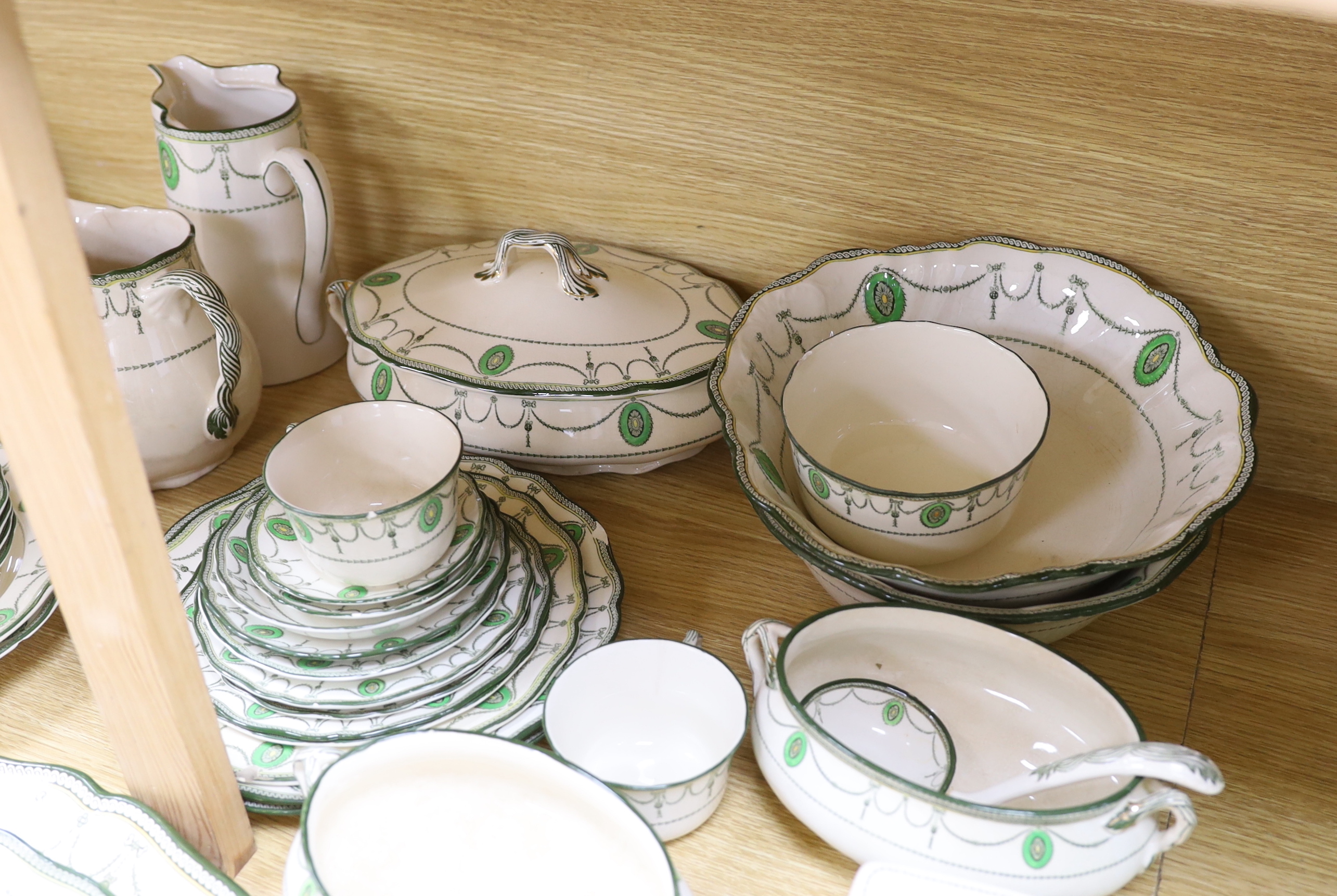 An extensive Royal Doulton Countess pattern tea, dinner and dessert service, approx. 150 pieces